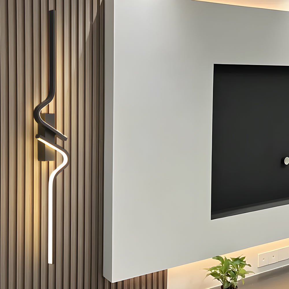 Elegant modern curved wall sconce with smooth contours, ideal for creating a chic and minimalist atmosphere.