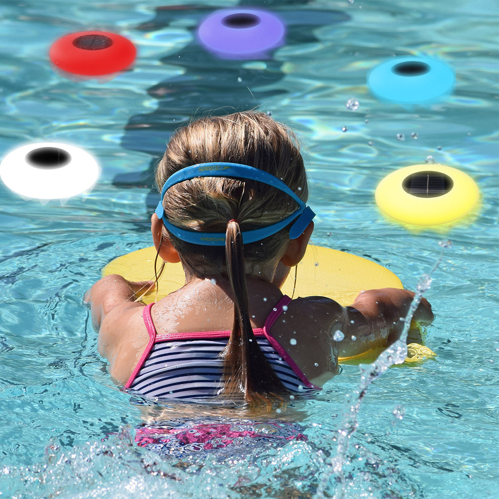 Floating pond lamp used safely in swimming pool